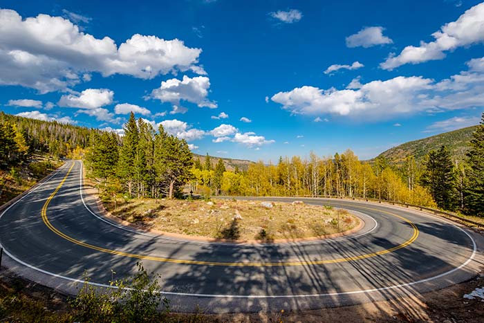 hairpin-turn-at-autumn-in-colorado-usa